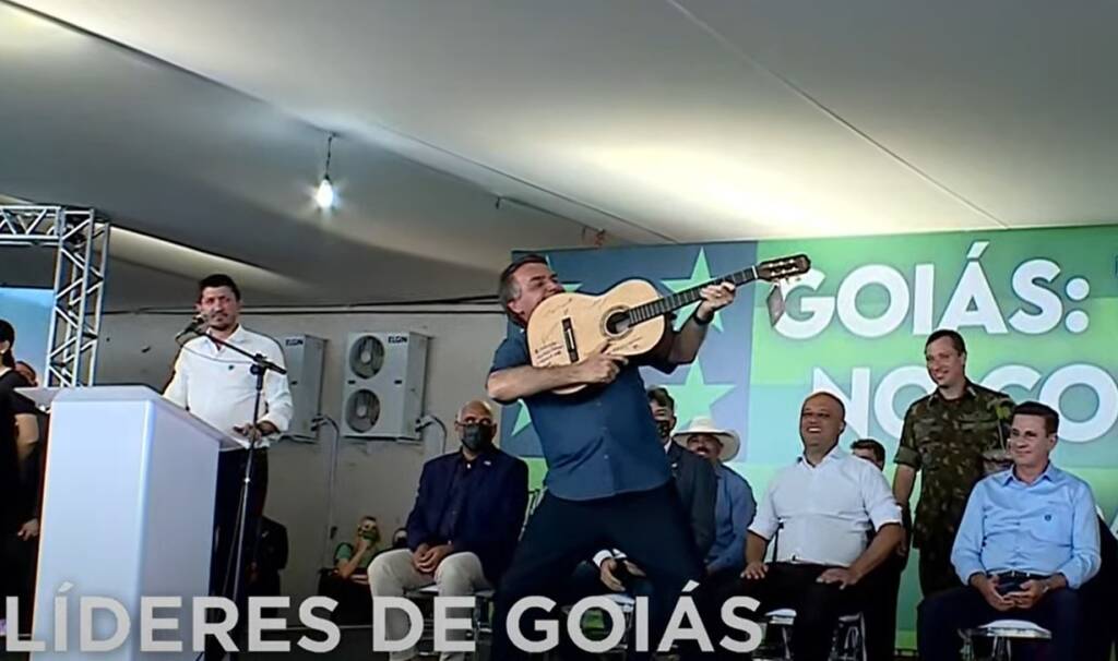 air Bolsonaro faz "fuzil" com violão em Goiânia (Reprodução)