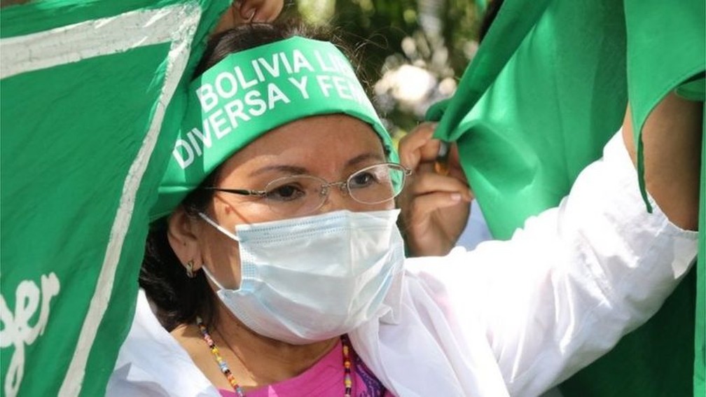 Mulher protesta em hospital na Bolívia - Foto: EPA via BBC