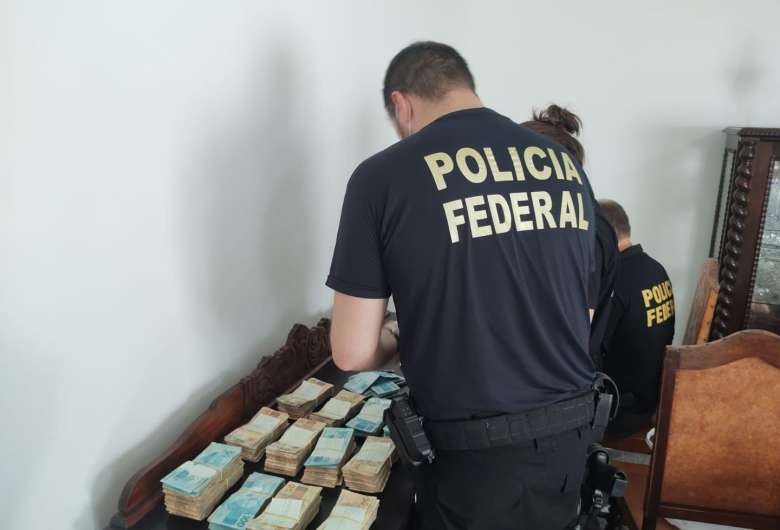 Policiais federais cumprem mandados de busca e apreensão durante operação - Crédito: Divulgação/PF