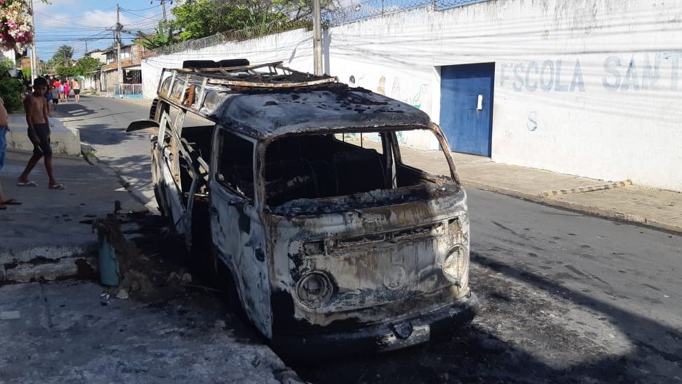 Legenda: Veículo pertencente ao pastor foi queimado por moradores da região Foto: Leábem Monteiro