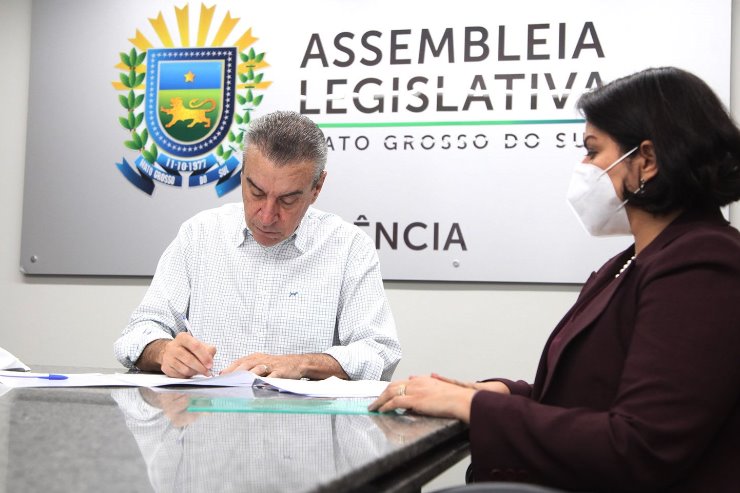 Deputado Paulo Corrêa e a procuradora Patrícia Cozzolino durante assinatura do termo de cooperação para trasmissão de programas da Defensoria