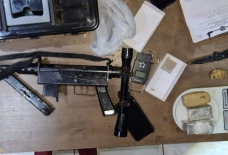 Na casa, os agentes encontraram uma metralhadora com alto poder de destruição, carregadores, drogas e balança de precisão - Crédito: Divulgação