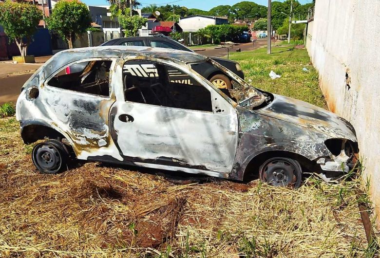 Carro teria sido subtraído e incendiado - Crédito: Osvaldo Duarte/ Dourados News
