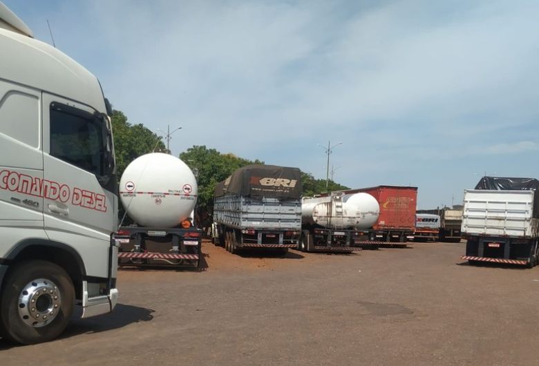 Estacionamento da aduana de Ponta Porã está repleta de caminhões que aguardam liberação alfandegária. - Crédito: Divulgação/Sindifisco Nacional MS