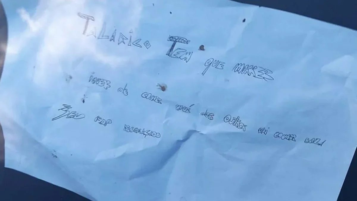 Bilhete, escrito com caneta em papel branco, estava no painel do carro (Polícia Civil/Divulgação)