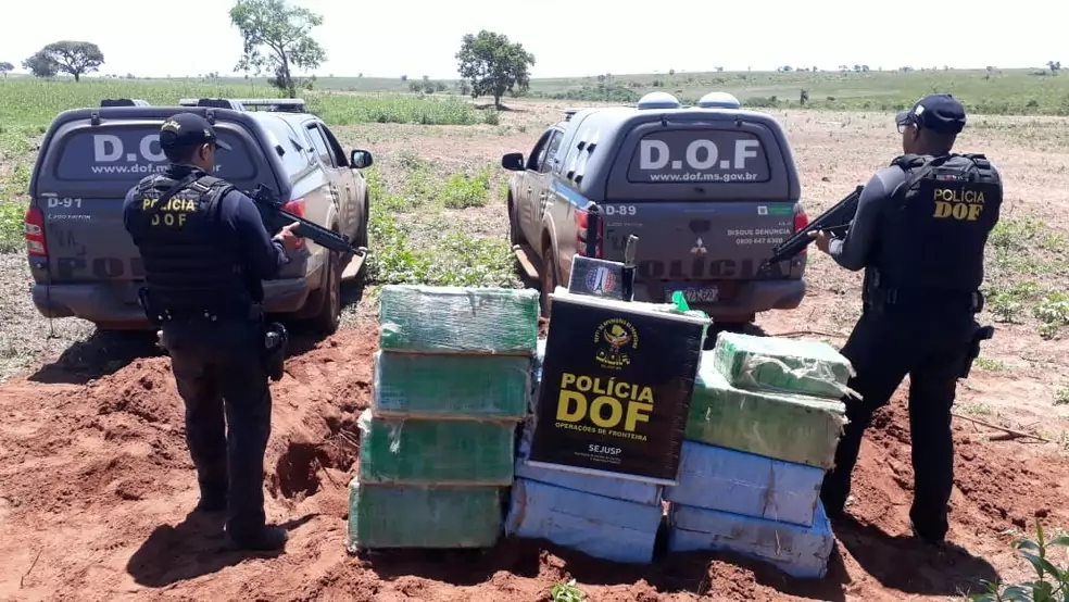 Pacotes com cocaína estavam enterrados em fazenda de MS - Foto: DOF/Divulgação