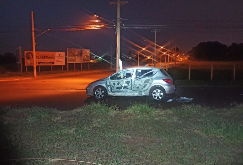 Veículo colidiu contra um poste de energia e placa de sinalização de trânsito - Crédito: Divulgação/GMD