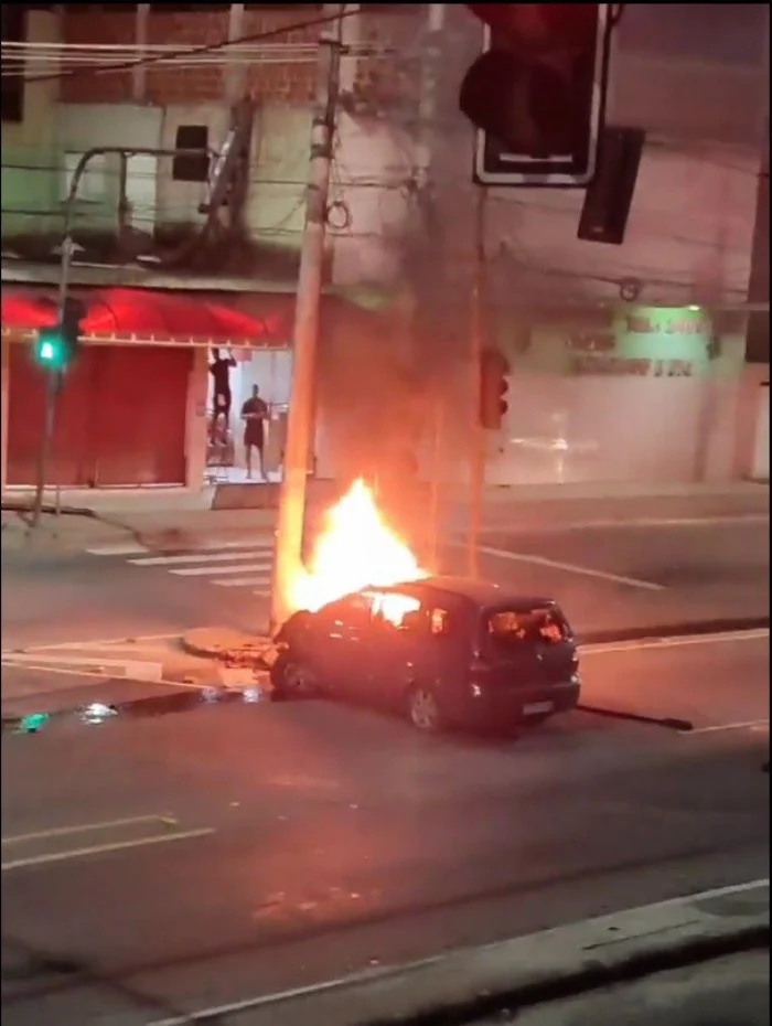 Carro em chamas bloqueia parte da Avenida Cesário de Melo, em Santa Cruz - Reprodução de Vídeo