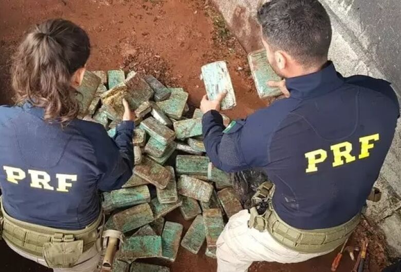 Policiais apreenderam cocaína, que estava armazenada, em papelotes, dentro de caminhão. - Crédito: Divulgação/PRF