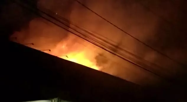 Incêndio no Fort Atacadista na noite desta sexta (Foto: reprodução) 