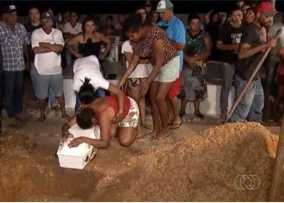 Cenas da mãe de Luiz Otávio e, Ayla durante sepultamento em Bonópolis
