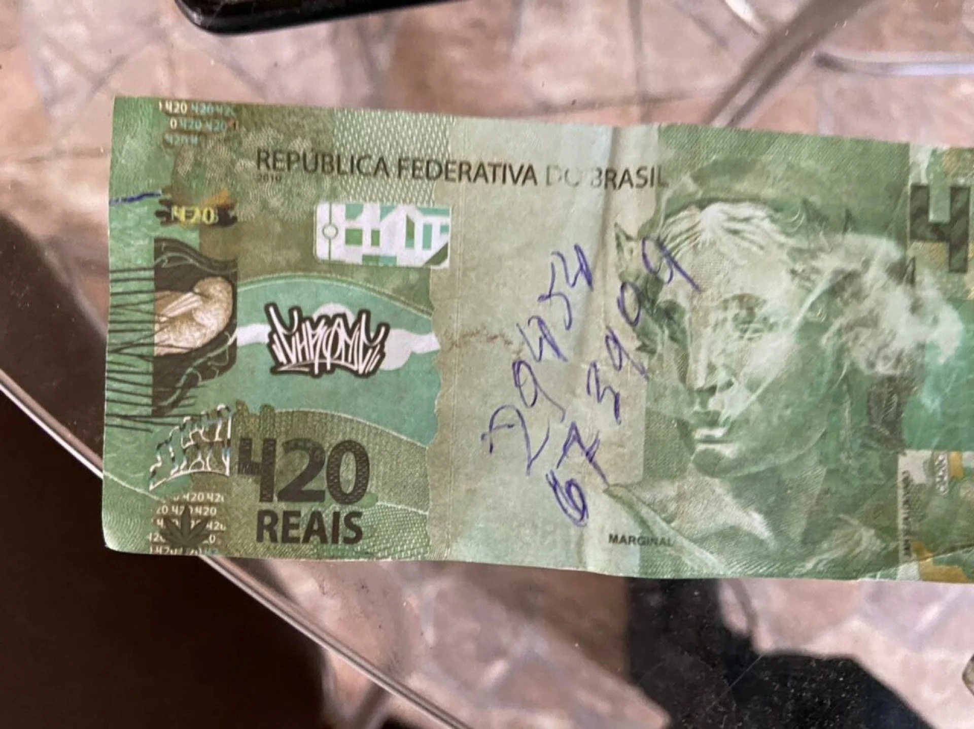 PF apreende nota de R$ 420 com imagem de bicho-preguiça e efígie fumando maconha. | Reprodução 