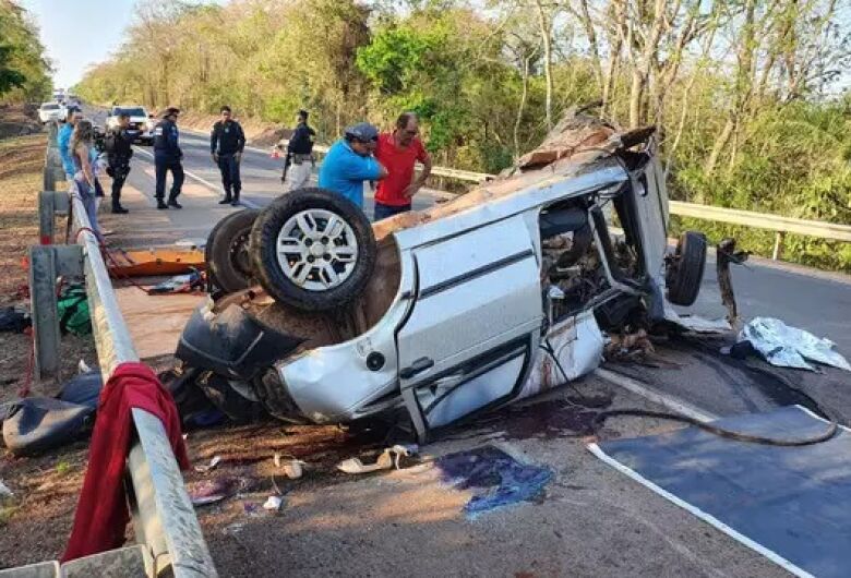 Veículo ficou destruído após colisão em rodovia. - Crédito: (PC de Souza, Edição de Notícias)