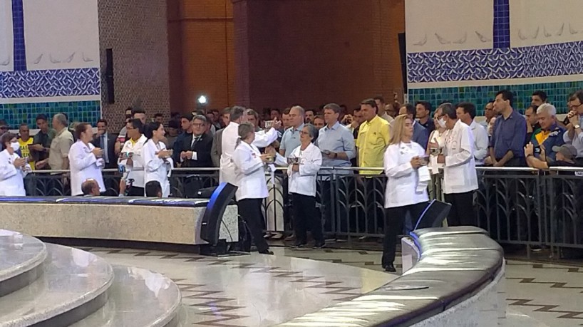 O presidente Jair Bolsonaro (PL) participou nesta quarta-feira, 12, de missa em homenagem ao dia de Nossa Senhora Aparecida, no Santuário Nacional. (foto: Reprodução/Twitter) 