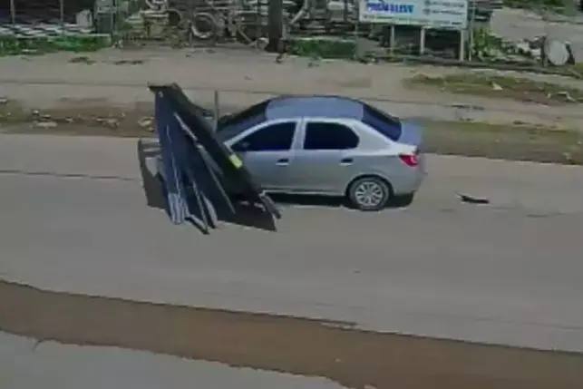 Um homem arrastou portão com seu carro por avenida em Olinda para não pagar conta de motel ?- Foto: Reprodução/Facebook