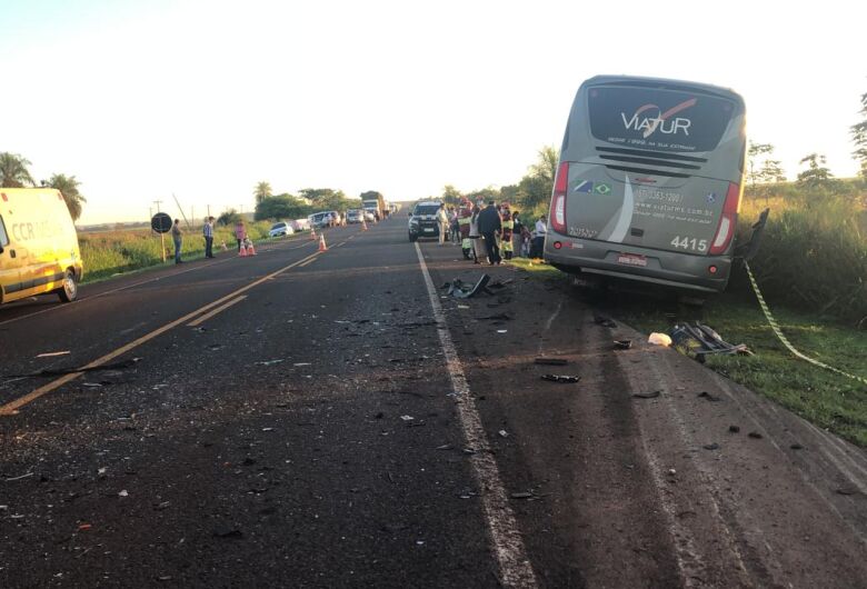Acidente ocorrido na BR-163 - Crédito: Ronis Cesar / Alvorada Inorma Um acidente ocorrido na rodovia BR-163 na madrugada desta segunda-feira (24) envolvendo um ônibus da empresa Viatur, que levava pa