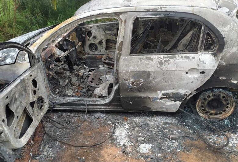 Veículo foi encontrado incinerado na manhã de hoje - Crédito: Ligado na Redação 