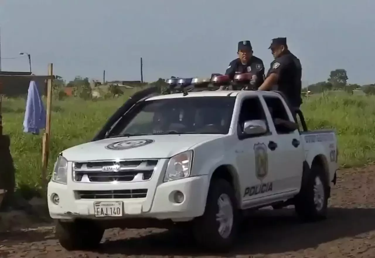  Policiais paraguaios investigam o caso (Foto: Reprodução)