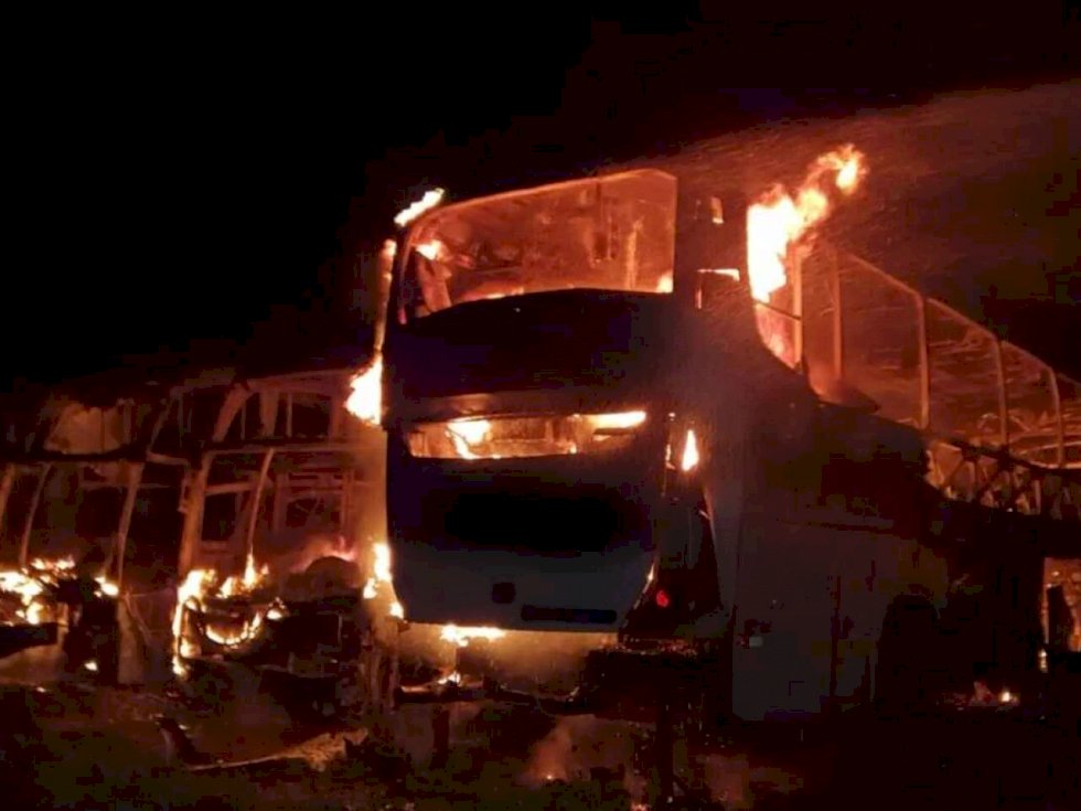 Cinco veículos da empresa foram destruídos pelo fogo - Crédito: Rádio Caçula