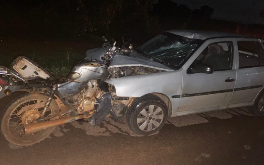 Motociclista morre após bater de frente contra carro e moto ficar presa, na GO-010, em Goiás - Foto: Divulgação/Corpo de Bbombeiros