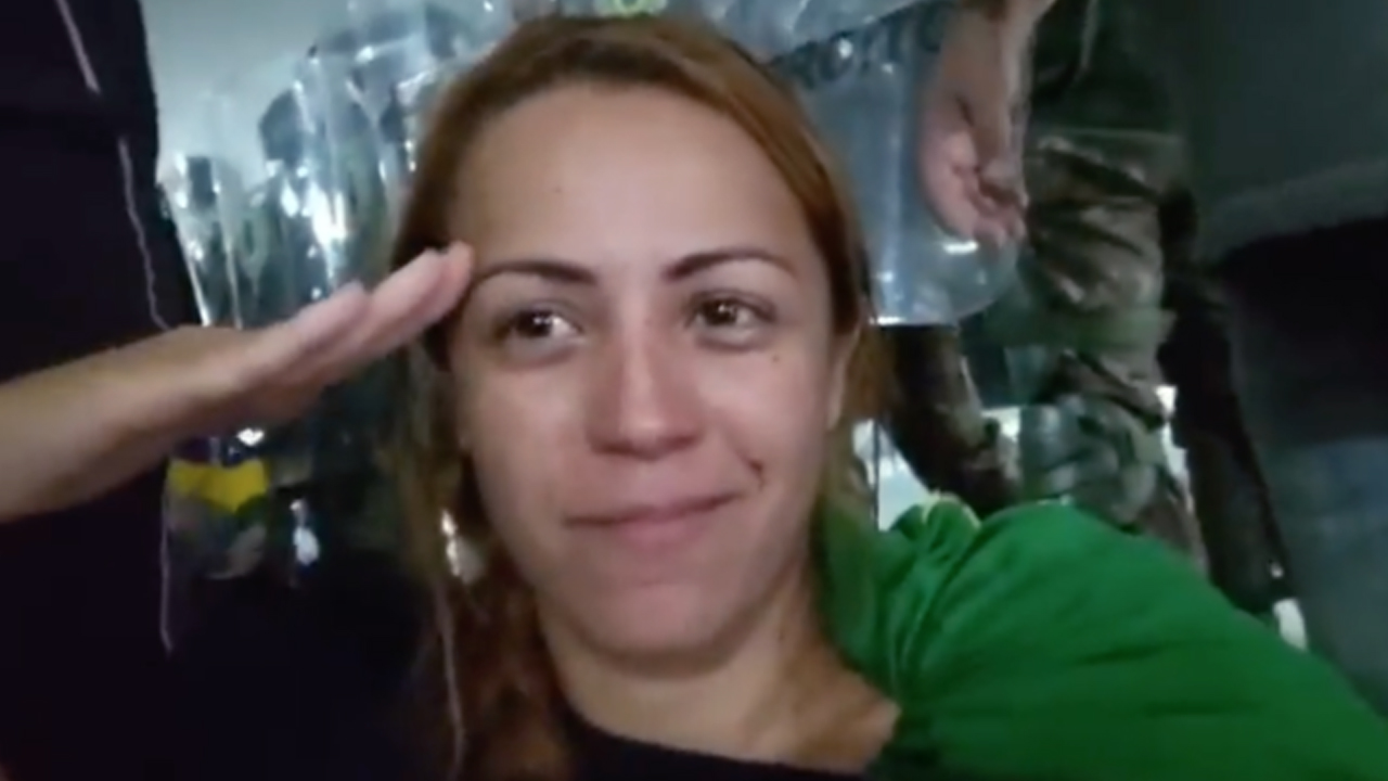 Ana Priscila Azevedo aparece em vídeos e fotos durante o ataque à Praça dos Três Poderes | ( Reprodução )
