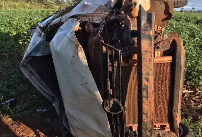 Carro destruído após acidente na fronteira. - Crédito: Divulgação