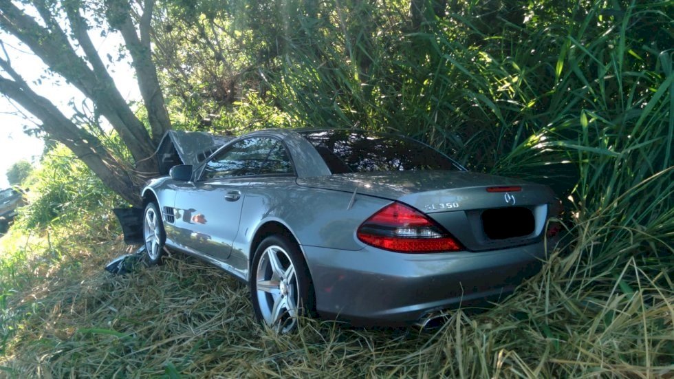 Veículo colidiu frontalmente com uma árvore na MS-156 próximo a Caarapó. Foto: Pedro Santos