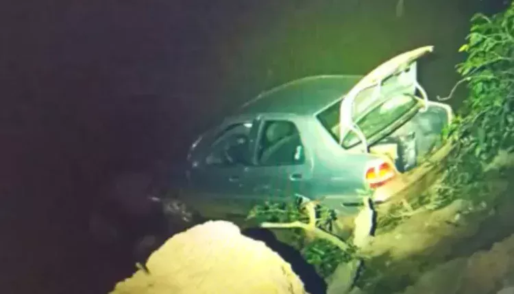Carro foi jogado em ribanceira e não chegou a ser submerso pela água, segundo polícia, em Cristalina, Goiás ?- Foto: Reprodução/TV Anhanguera