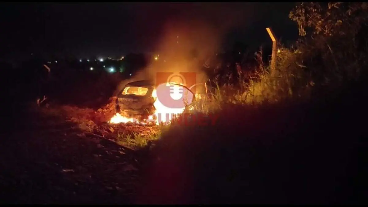 Suposto carro utilizado no crime foi encontrado queimado. (Foto: Reprodução, Urundey FM