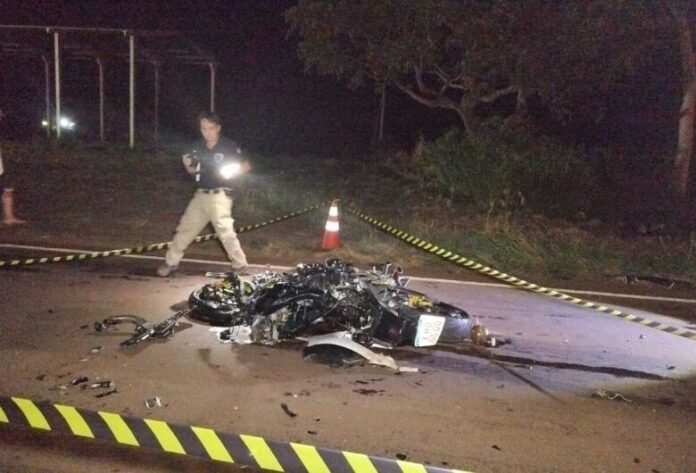 A motocicleta ficou completamente destruída após o impacto em rodovia entre Itaporã e Maracaju - Crédito: Osvaldo Duarte/Dourados News