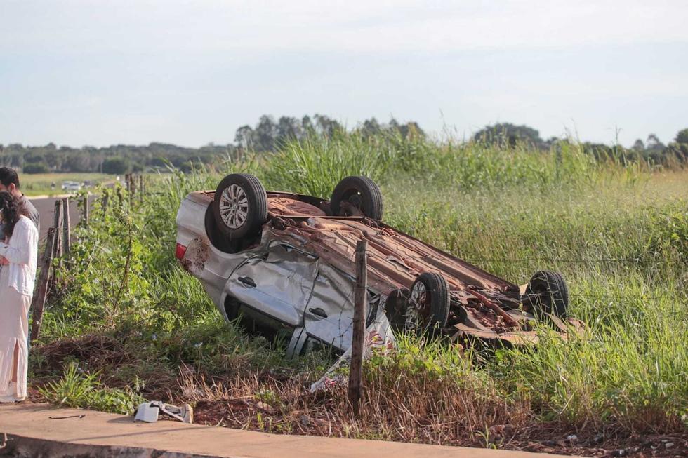 Após colisão, veículo Volkswagen Voyage capotou. (Marcos Maluf, CGNews)