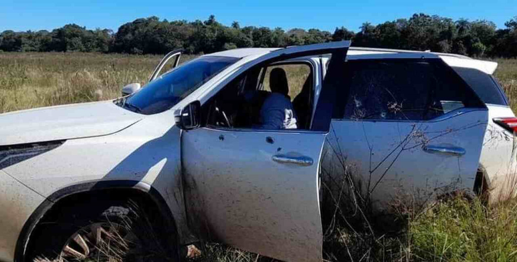 Carro foi abandonado no pasto da fazenda; Foto: Polícia Nacional