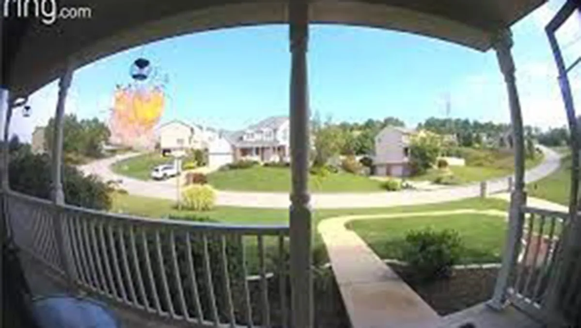 cameraCâmera de segurança de uma casa próxima mostrou o momento da explosão | Reprodução