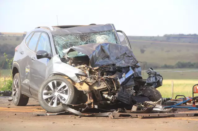 SUV dirigida pela vítima ficou com a frente totalmente destruída (Foto: Divulgação | CBMMS)
