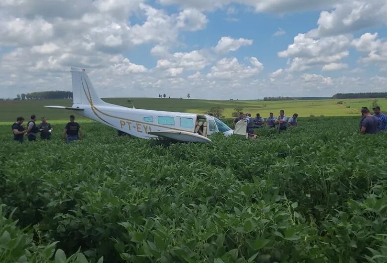 Avião de pequeno porte fez pouso forçado em área rural de Santa Cruz do Rio Pardo - Crédito: Igor Rosa/TV TEM