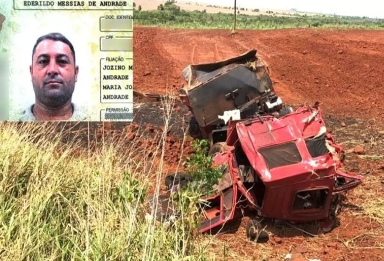 Caminhão conduzido por Ederildo ficou totalmente destruído após capotar - Crédito: Tá na Mídia Naviraí