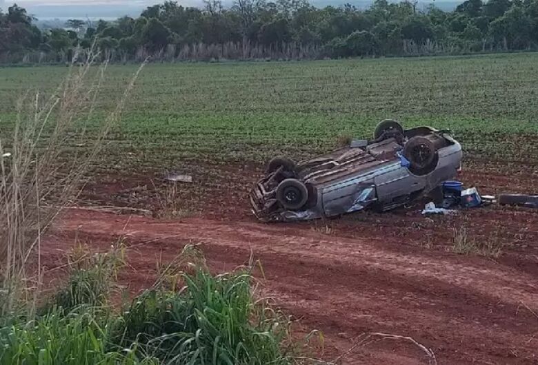 Veículo capotou em aterro situado ao lado da BR-060. - Crédito: Norberto Angeli/Jovem Sul News) 
