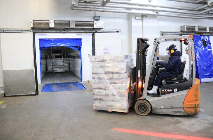 Carne sul-mato-grossense sendo embarcada na carreta que vai até o Chile