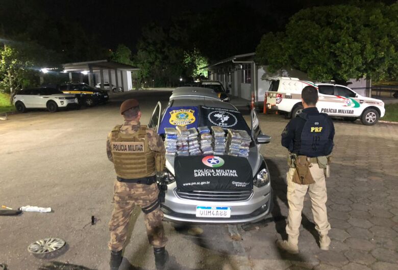 A dupla foi conduzida para a Polícia Civil de São José - SC e autuada em flagrante por tráfico de drogas - Crédito: Divulgação PRF