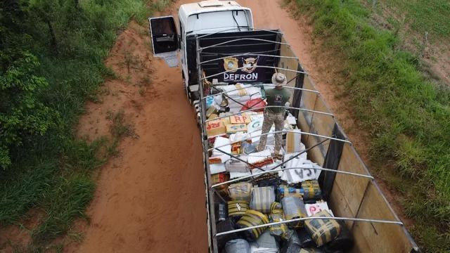 Carreta com carga de maconha em estrada vicinal (Foto: Divulgação)