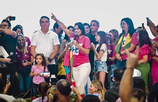 Michelle e Jair Bolsonaro juntos com lideranças políticas de Goiás no palco do Encontro (Foto: Zack Stencil/PL)