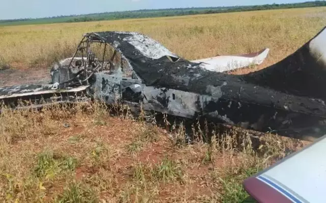 Avião encontrado queimado em povoado paraguaio perto da linha internacional (Foto: ABC Color)