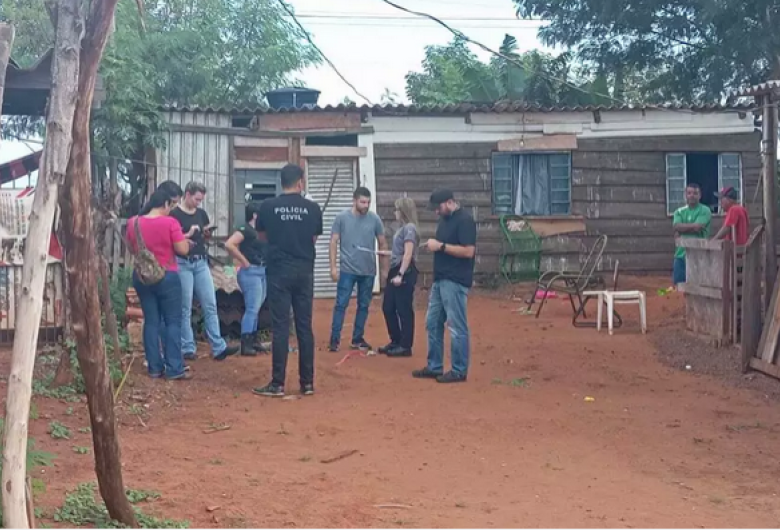 Movimentação de policiais no local onde ocorreu o feminicídio - Crédito: Idaicy Solano/Campo Grande News