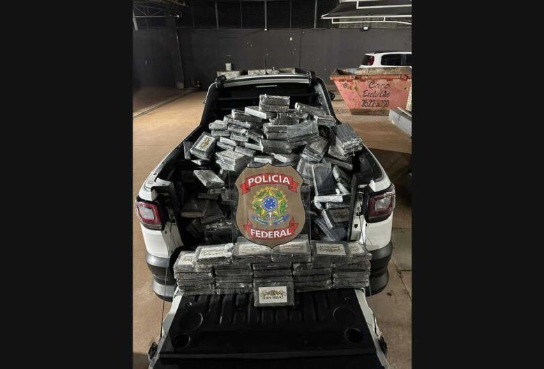 Polícia encontrou quase meia tonelada de cocaína escondida em cabine de caminhão - Crédito: Divulgação