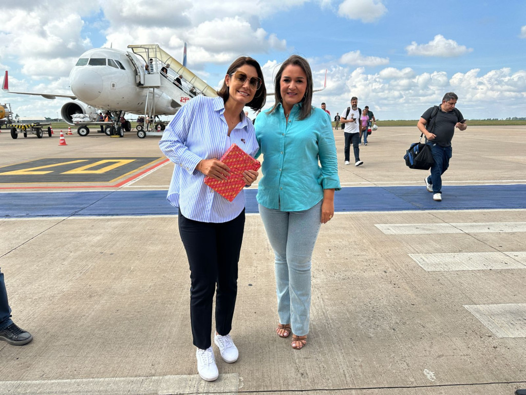 Prefeita Adriane Lopes recebeu Michelle Bolsonaro no aeroporto da Capital (Foto: Redes Sociais)