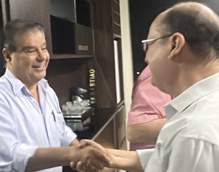 Barbosinha cumprimenta o senador Nelsinho Trad (Foto: Divulgação)