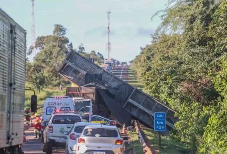ExAcidente na BR-163 deixa ao menos cinco mortes; congestionamento se forma próximo a Anhanduí