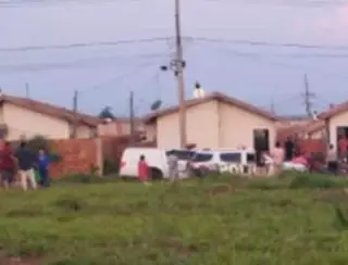 Pistoleiros executam homem enquanto construía muro de casa na fronteira