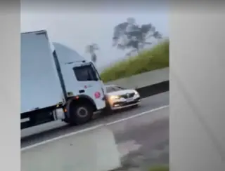 Caminhoneiro arrasta carro de bandidos após ser abordado em rodovia,veja vídeo