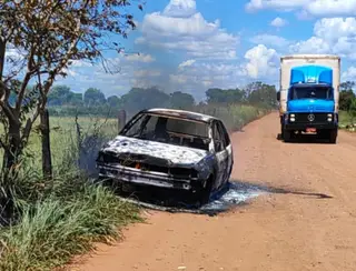 Corpo em chamas é encontrado em porta-malas de carro em estrada vicinal na Capital; VEJA VÍDEO